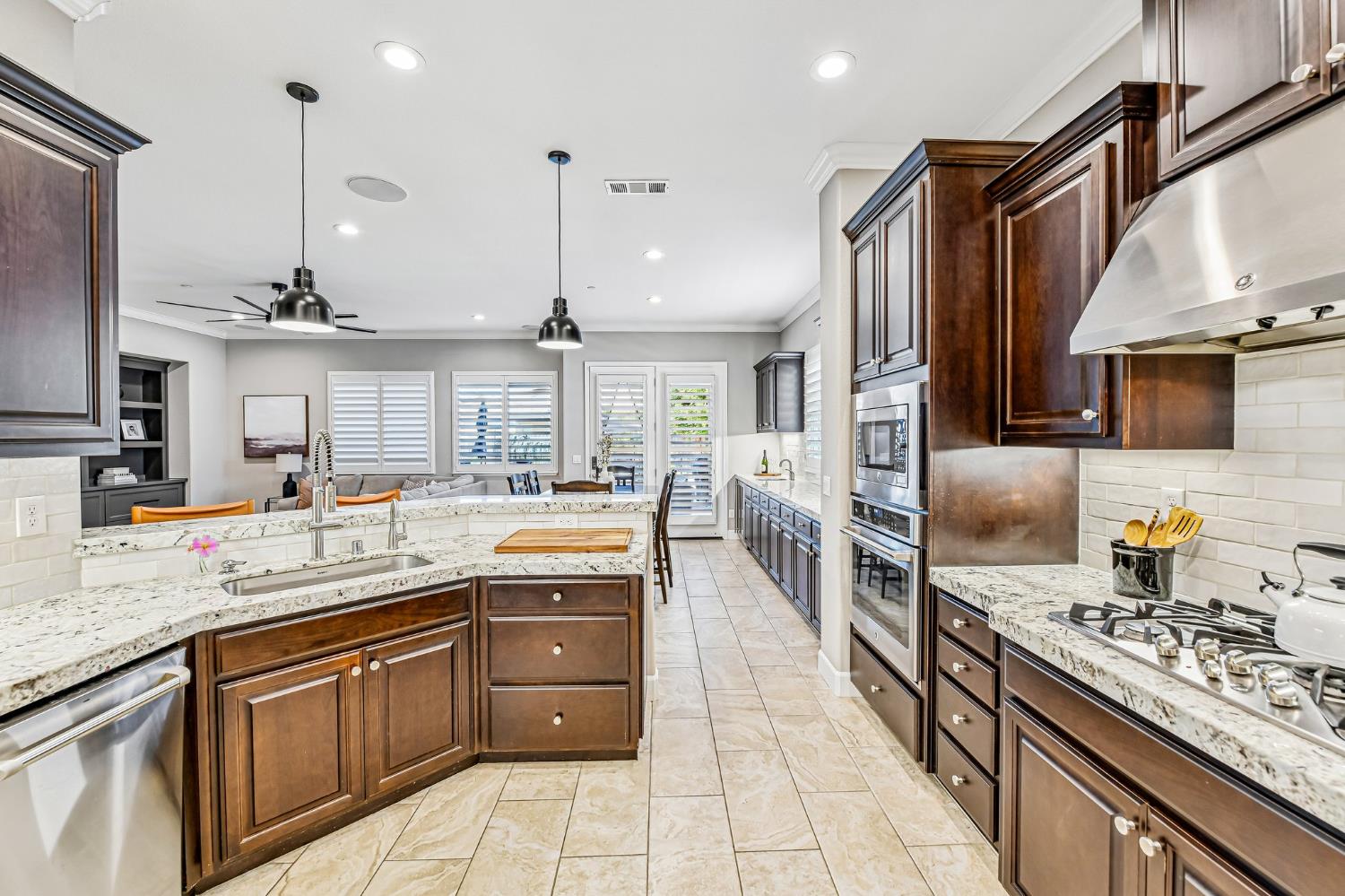 2423 Finchwood Landing Ln, Manteca, CA 95336