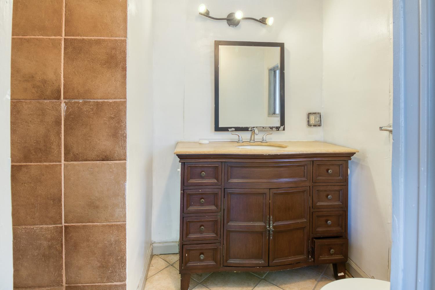 433 S 7th St #99, Modesto, CA 95351