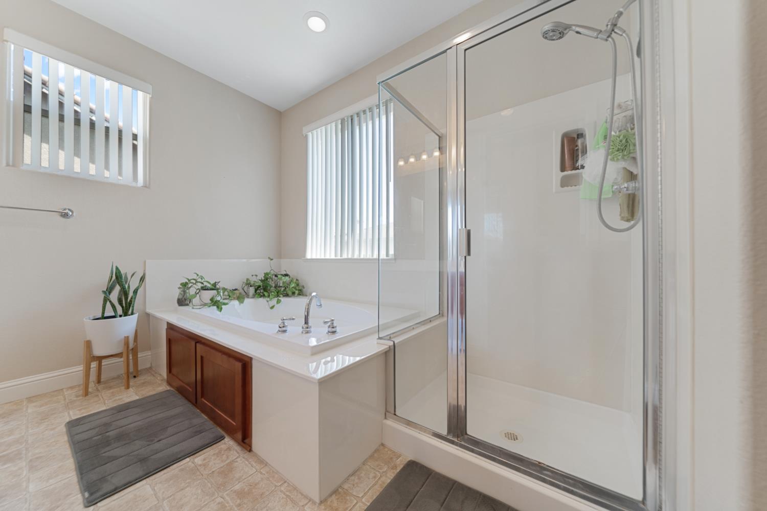 3120 Queens Gate Ln, Modesto, CA 95355