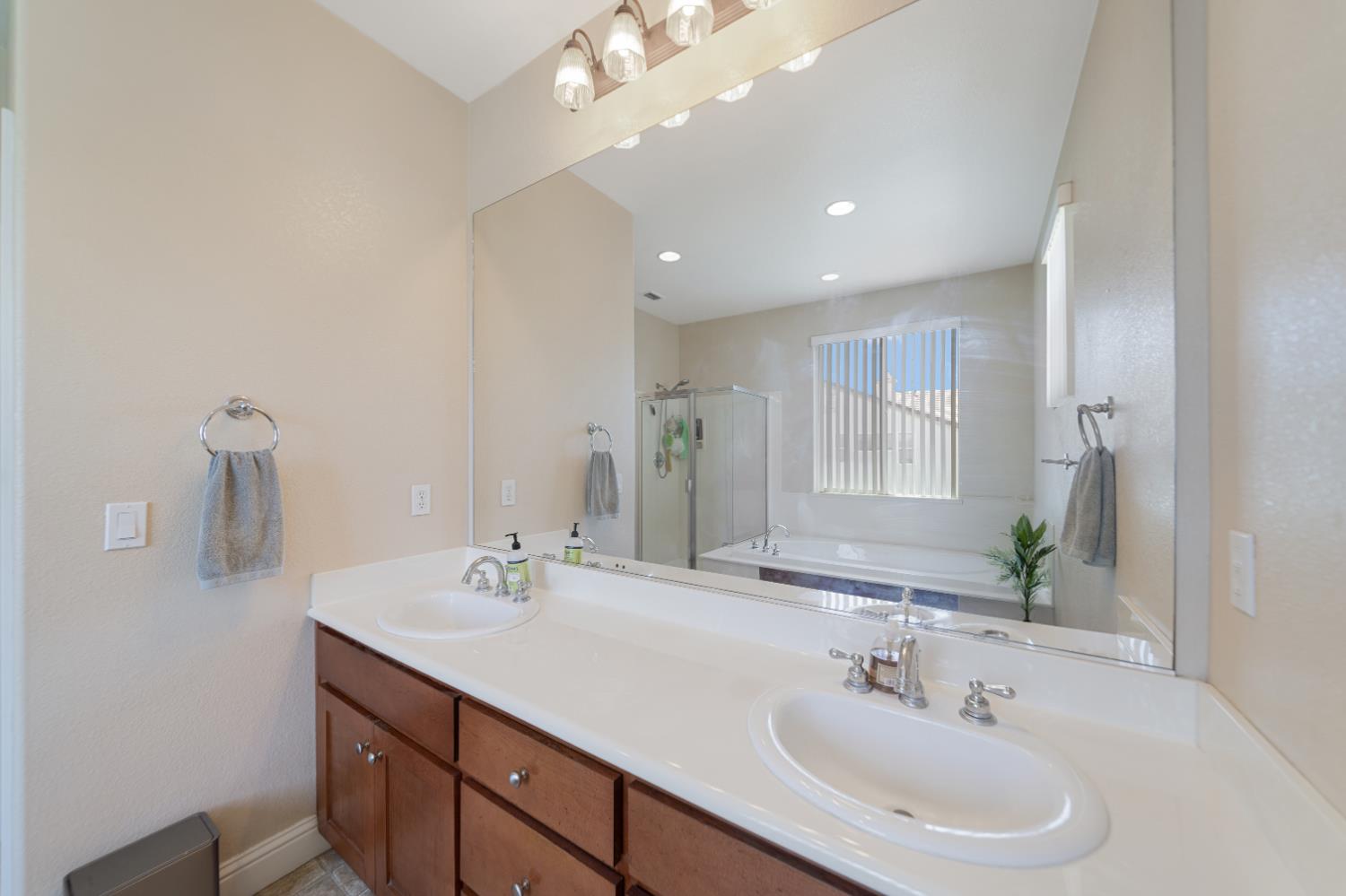 3120 Queens Gate Ln, Modesto, CA 95355
