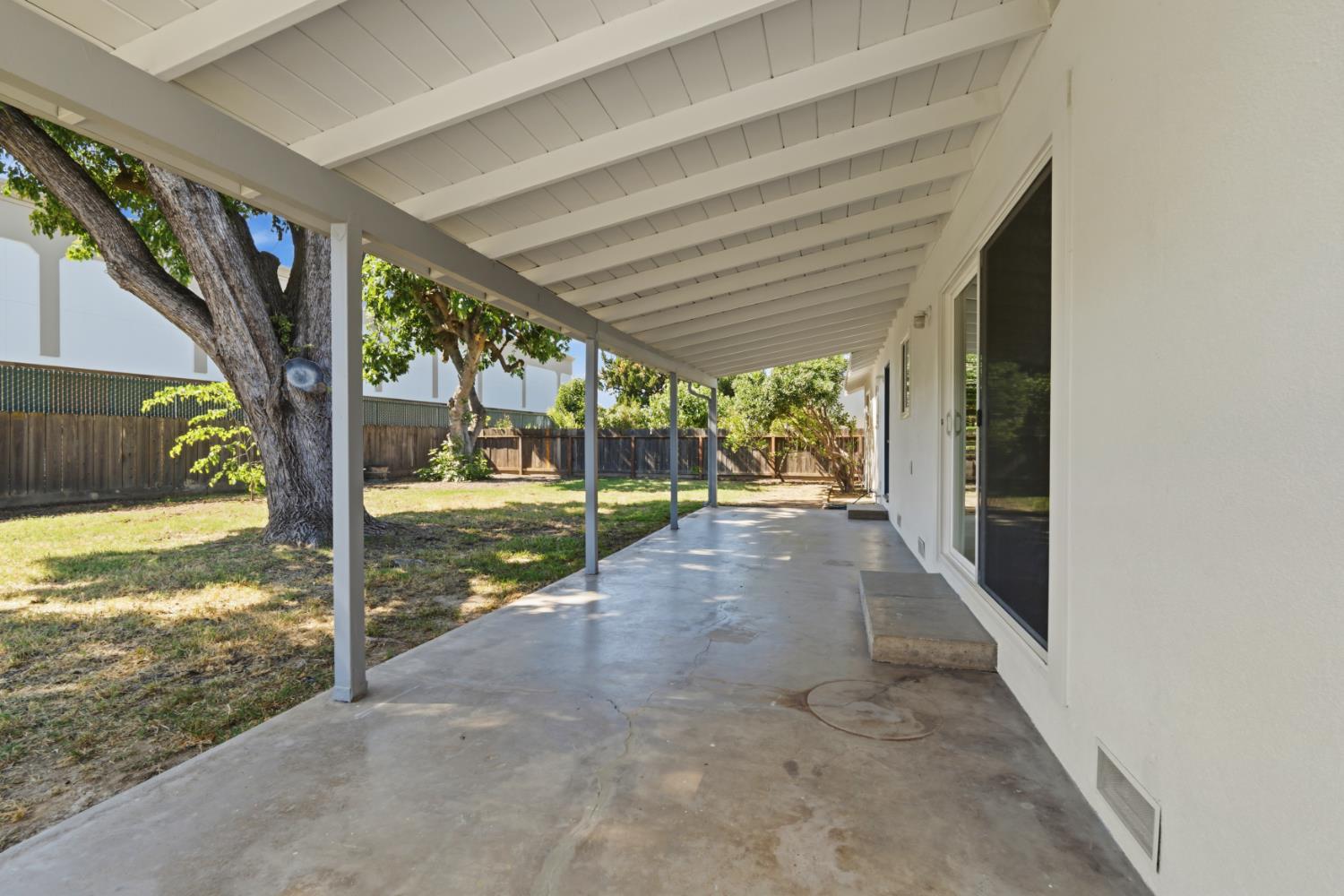 2707 Warwick Ln, Modesto, CA 95350