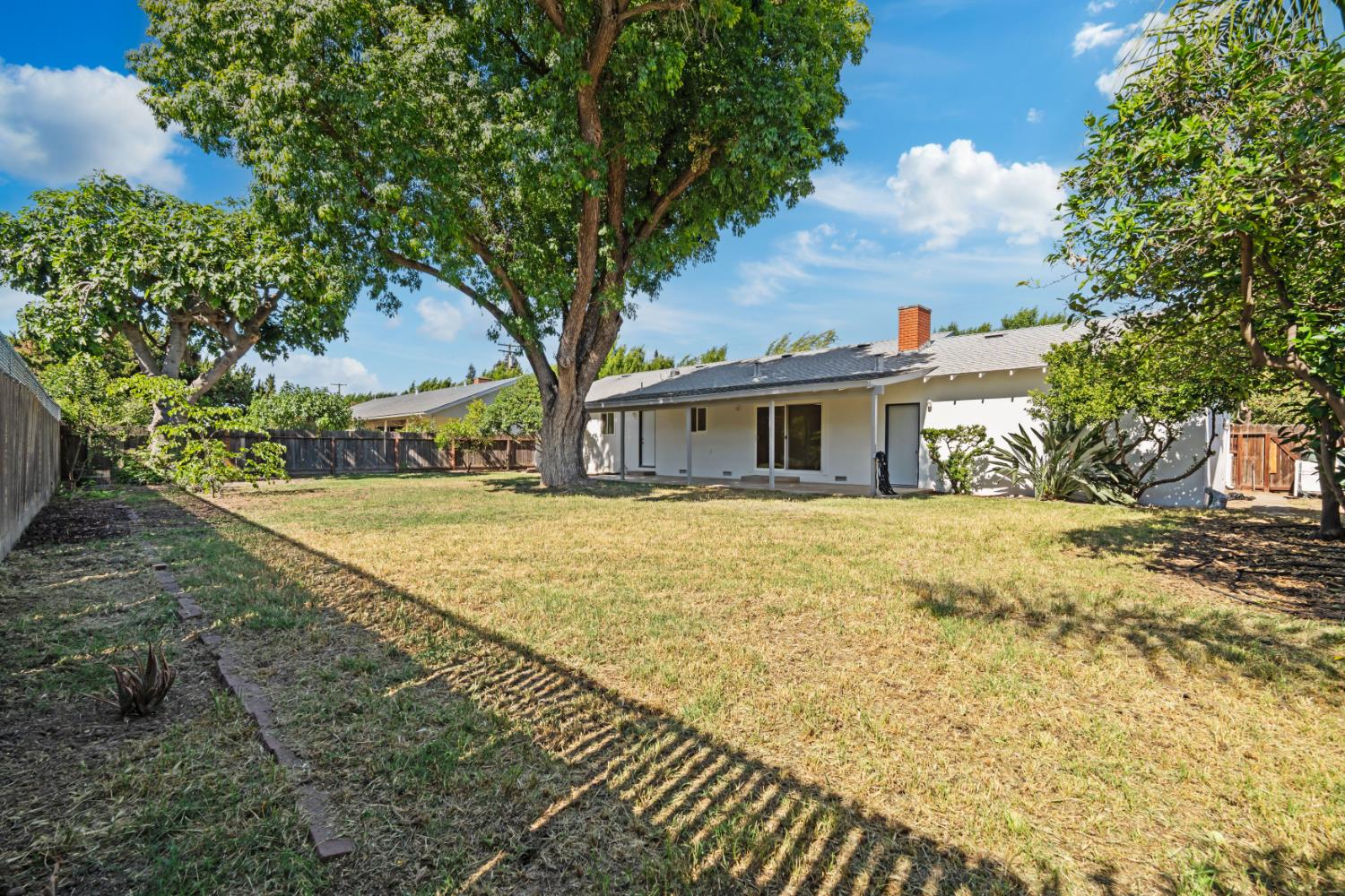 2707 Warwick Ln, Modesto, CA 95350