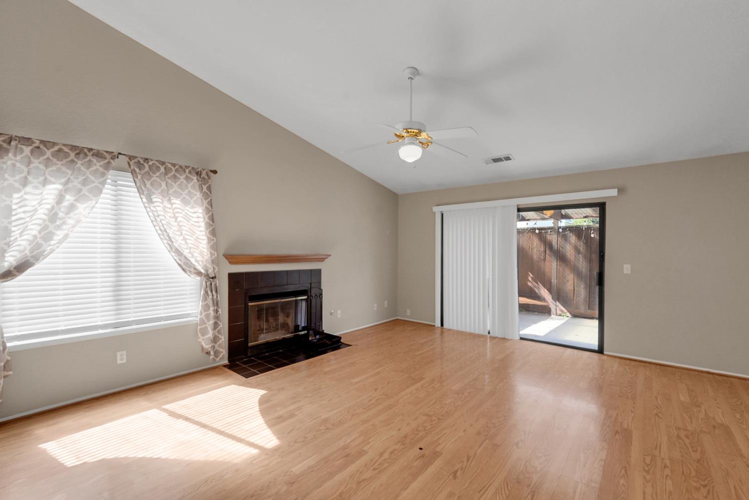 1116 Cedar Creek Dr #4, Modesto, CA 95355