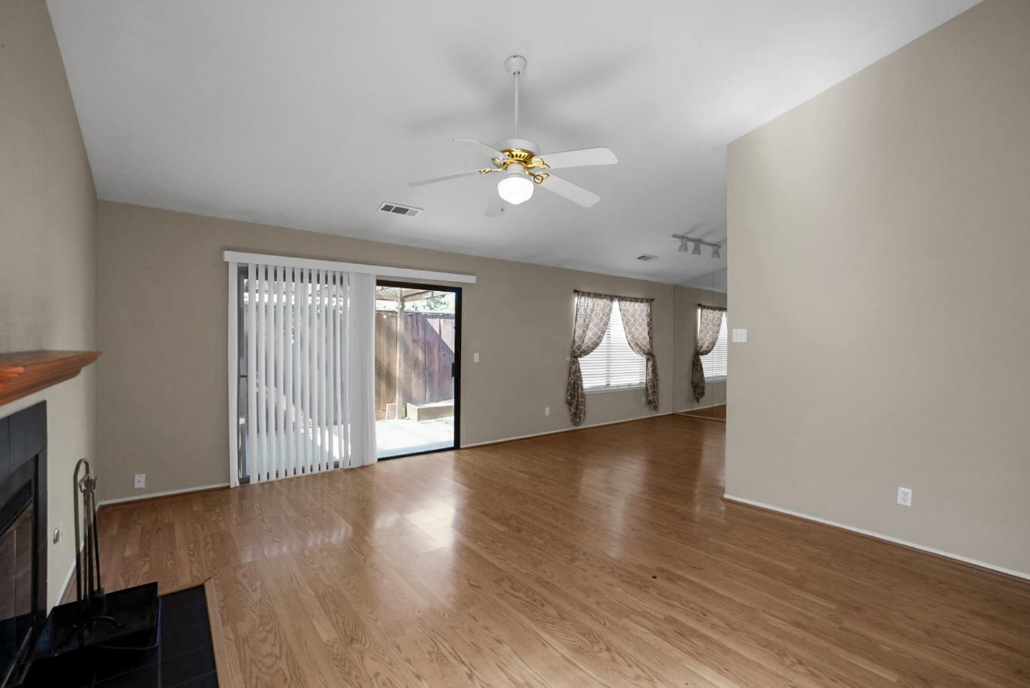 1116 Cedar Creek Dr #4, Modesto, CA 95355