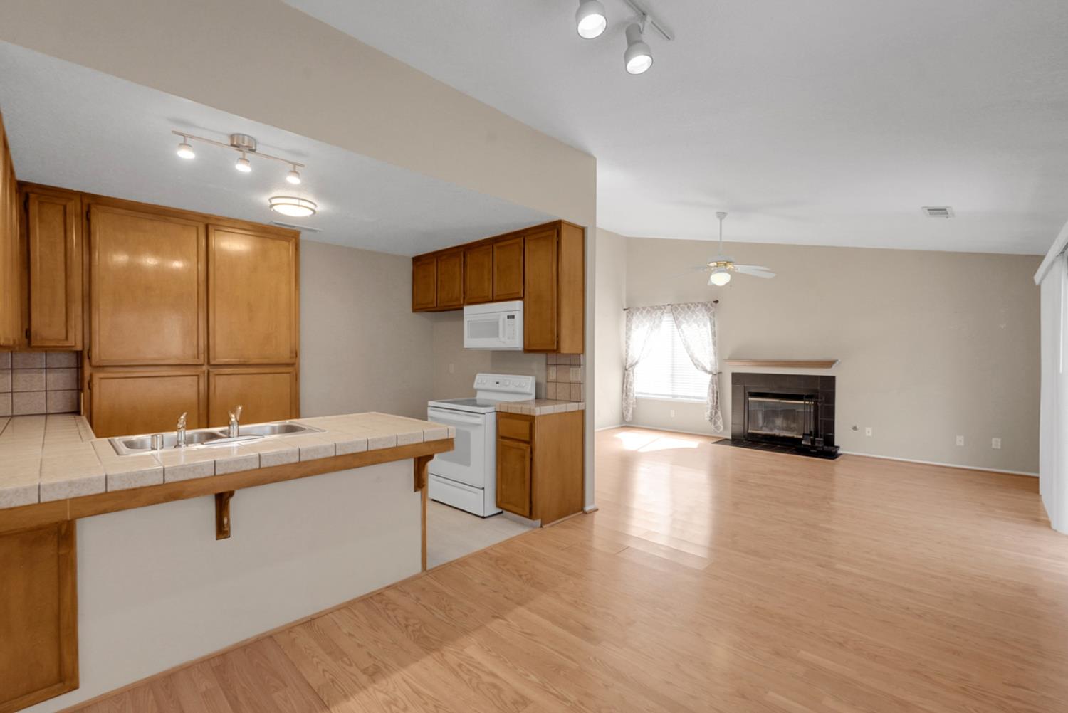 1116 Cedar Creek Dr #4, Modesto, CA 95355