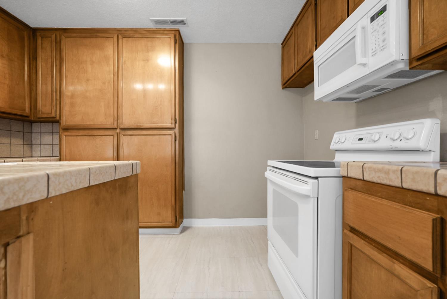 1116 Cedar Creek Dr #4, Modesto, CA 95355