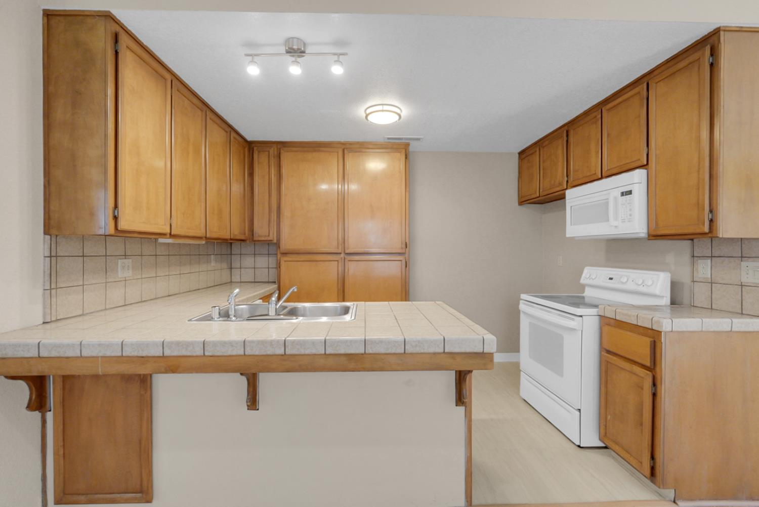 1116 Cedar Creek Dr #4, Modesto, CA 95355