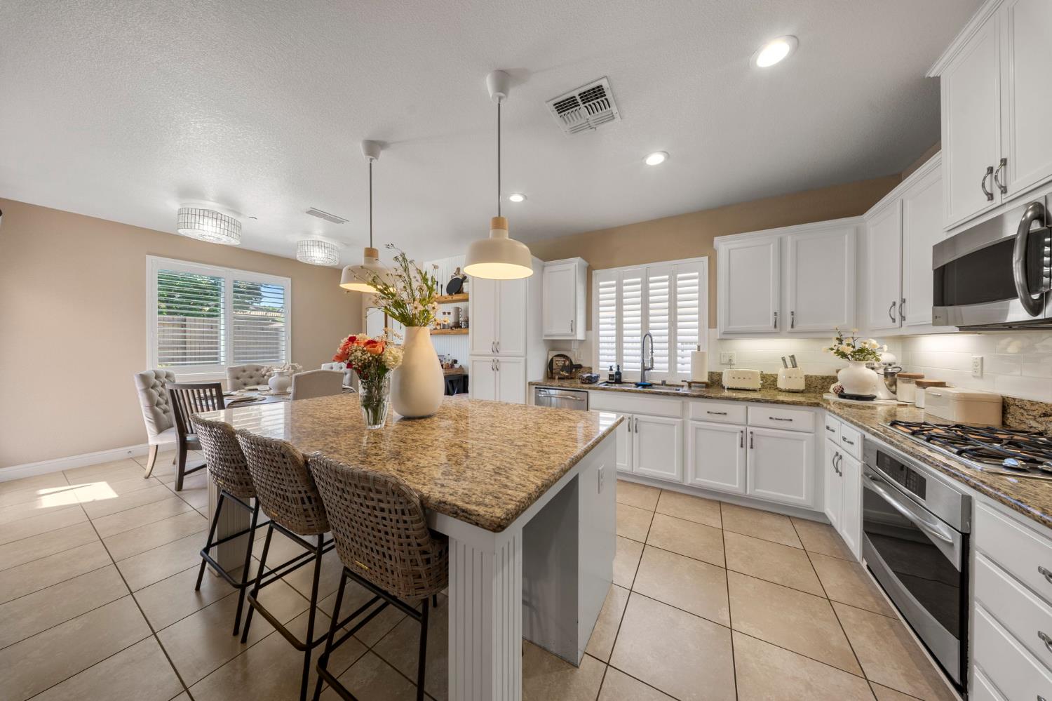 1046 Shady Grove St, Manteca, CA 95336