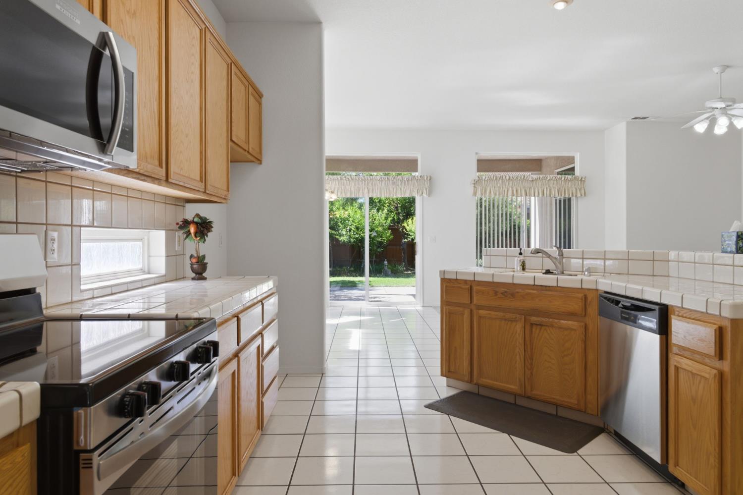 1738 Winchester Dr, Manteca, CA 95336