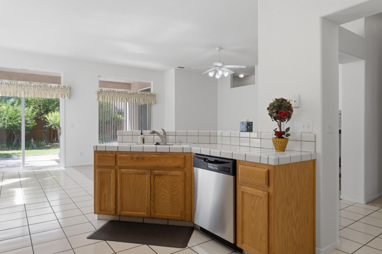 1738 Winchester Dr, Manteca, CA 95336
