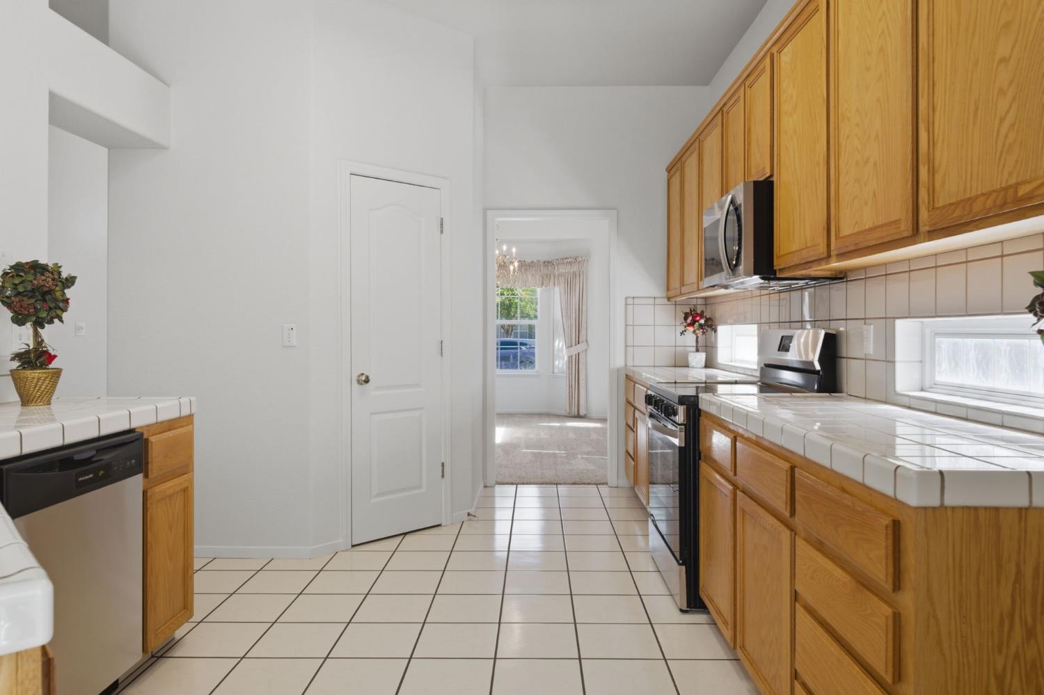 1738 Winchester Dr, Manteca, CA 95336