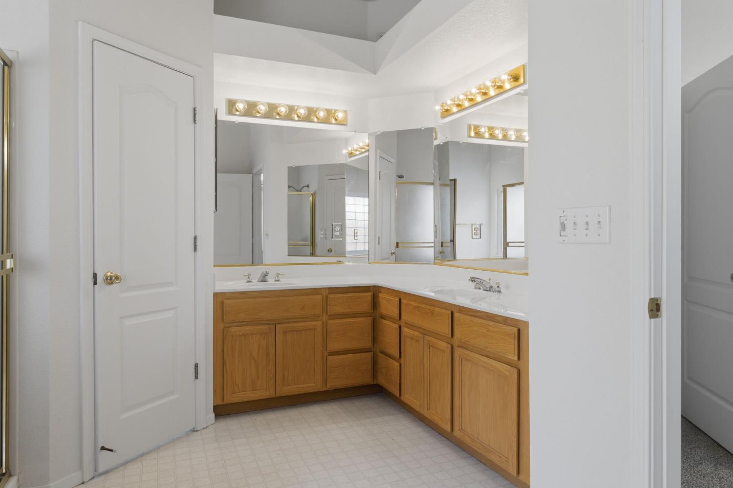 1738 Winchester Dr, Manteca, CA 95336