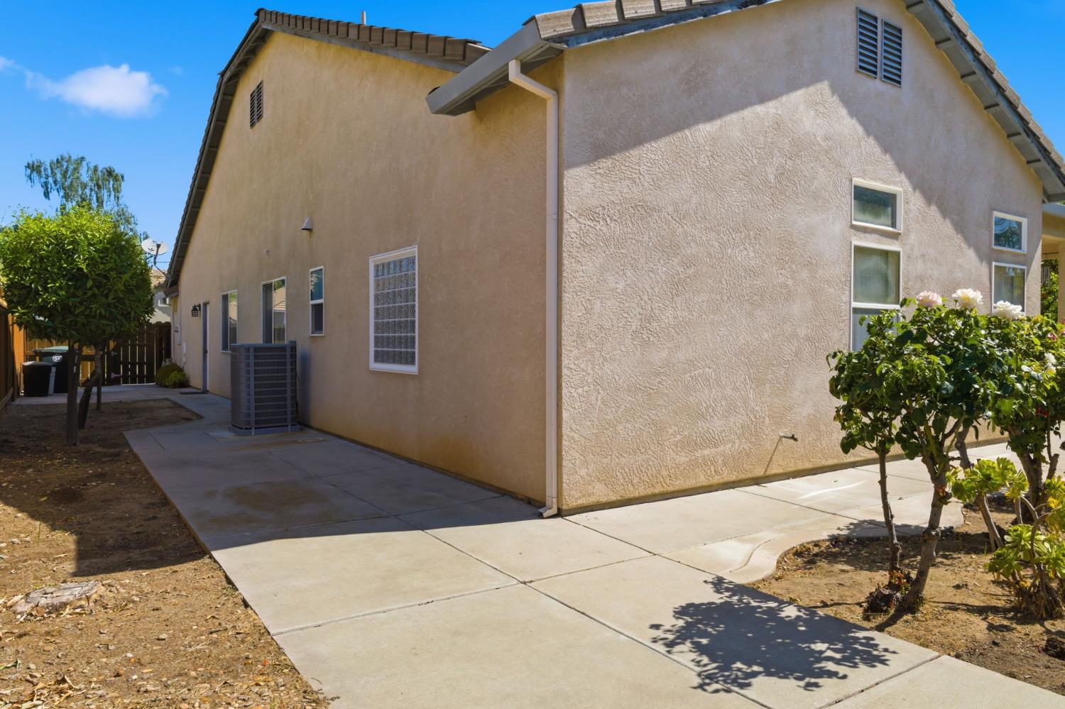 1738 Winchester Dr, Manteca, CA 95336