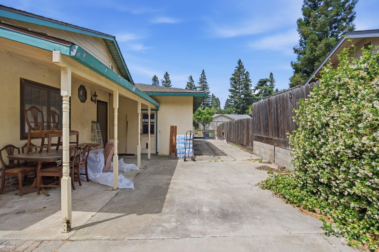 2411 Pinehurst Dr, Oakdale, CA 95361