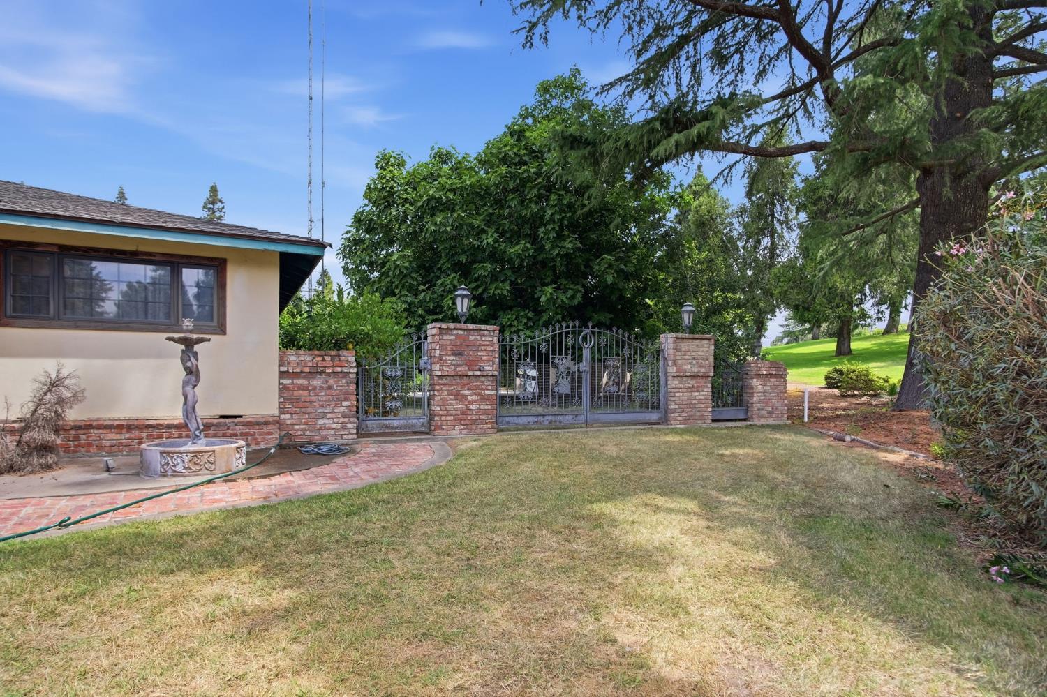 2411 Pinehurst Dr, Oakdale, CA 95361