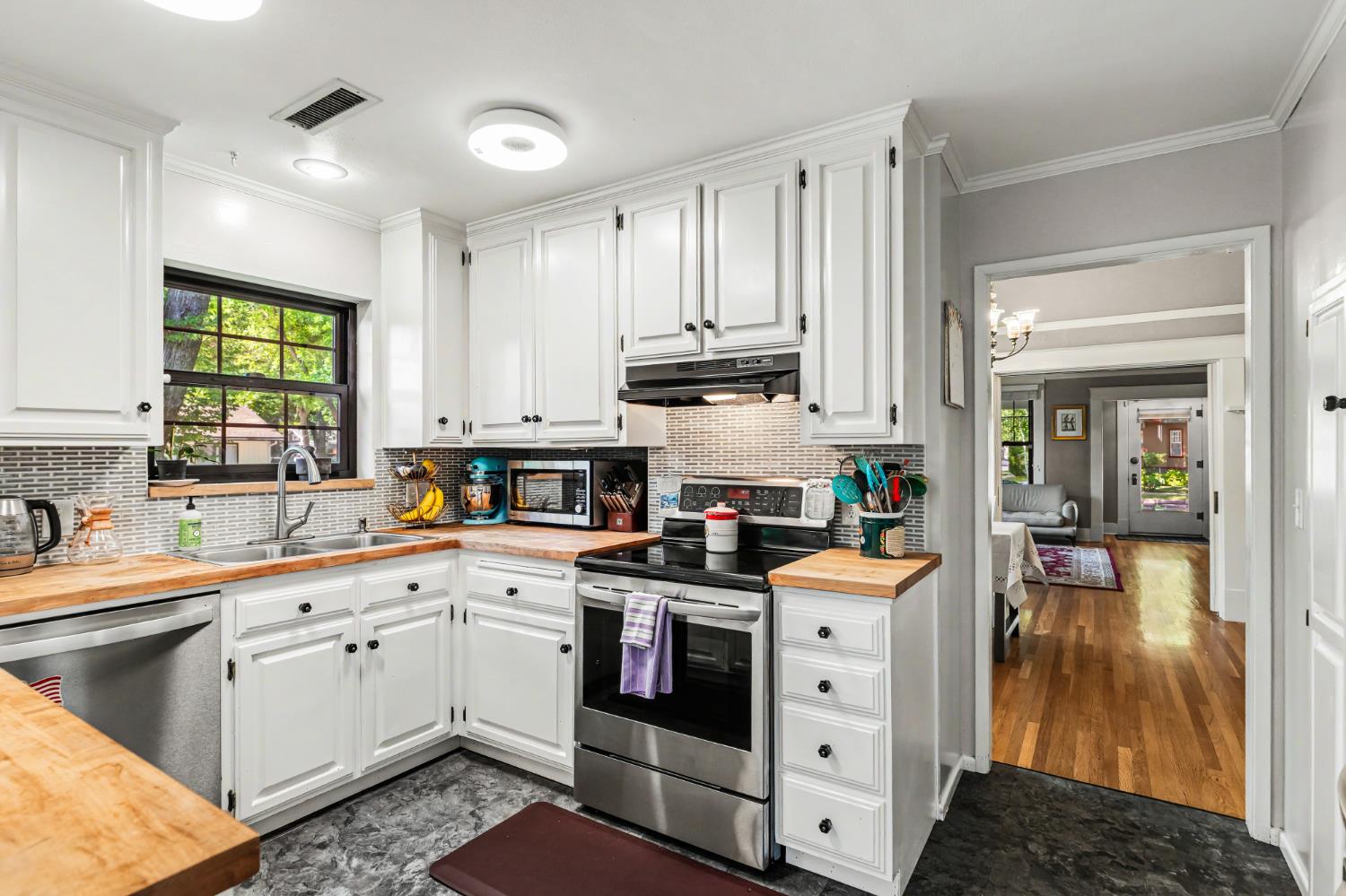 302 Elmwood Ave, Modesto, CA 95354