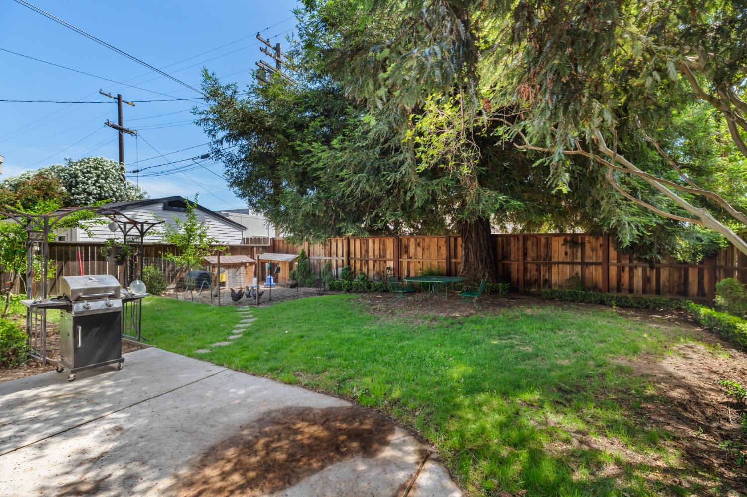 302 Elmwood Ave, Modesto, CA 95354