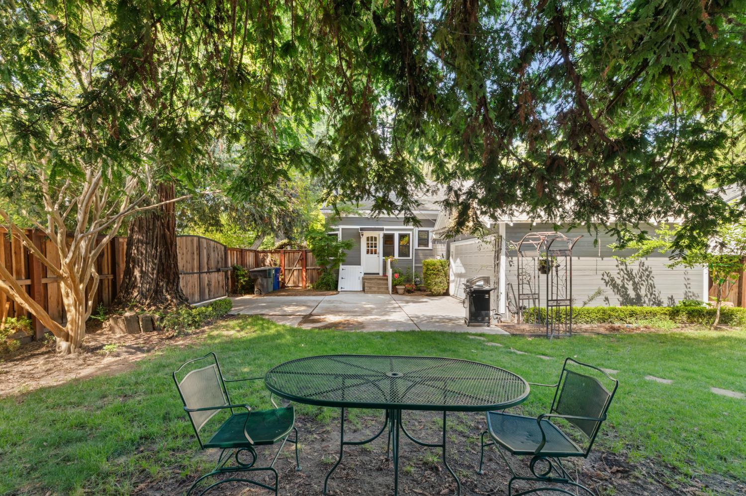 302 Elmwood Ave, Modesto, CA 95354