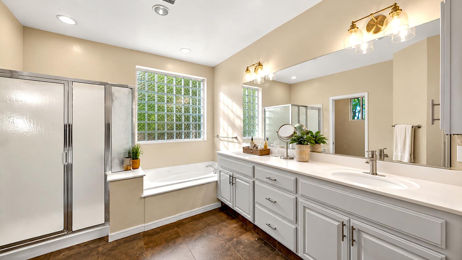2815 Castleview Dr, Turlock, CA 95382