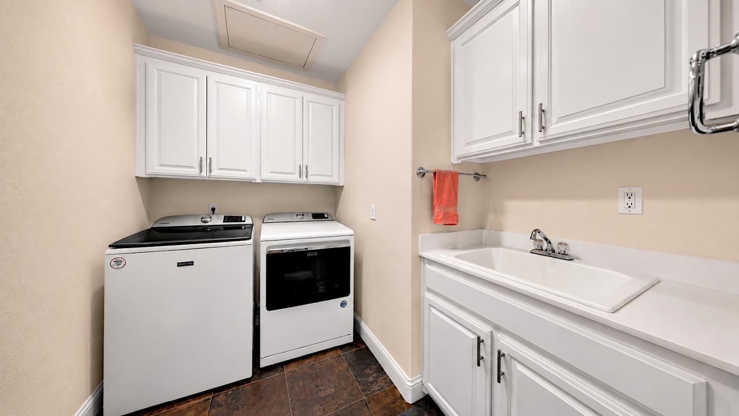 2815 Castleview Dr, Turlock, CA 95382