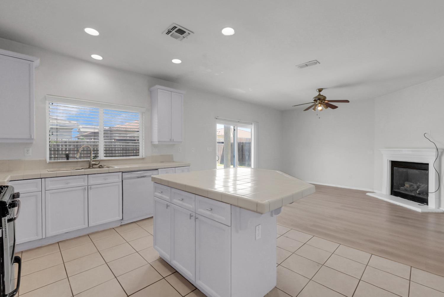 1412 Red Ribbons Ln, Manteca, CA 95337