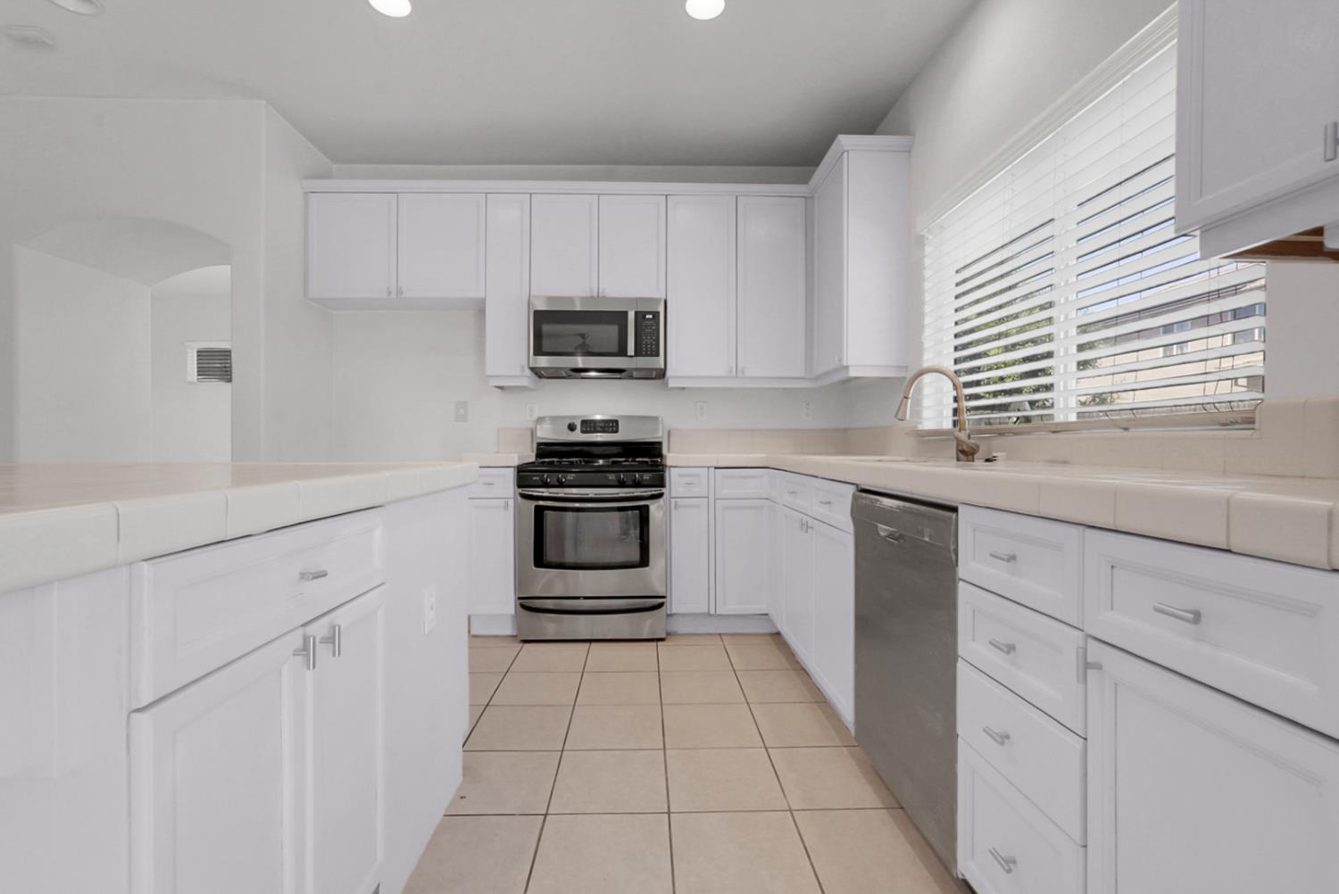 1412 Red Ribbons Ln, Manteca, CA 95337