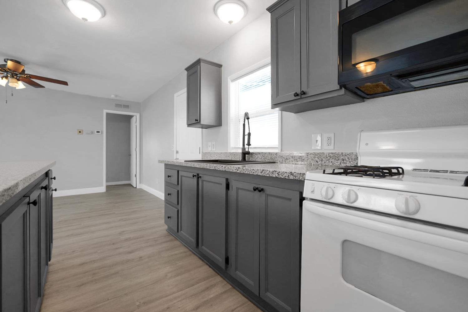 555 Moffat Blvd #33, Manteca, CA 95336