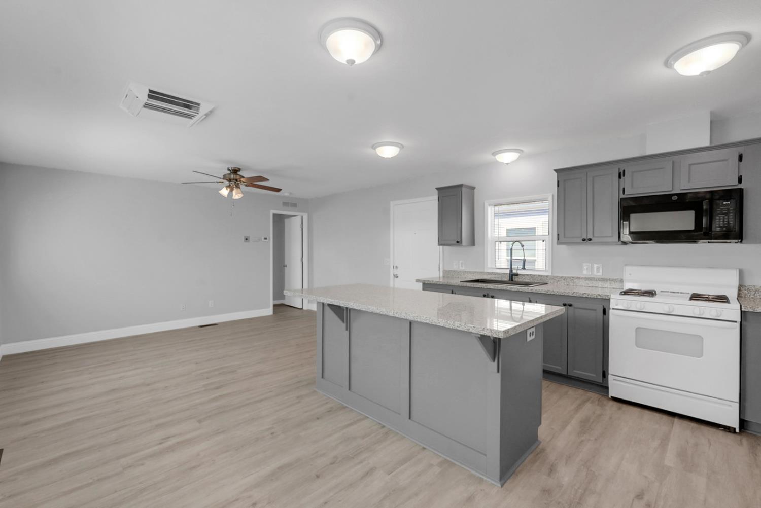 555 Moffat Blvd #33, Manteca, CA 95336