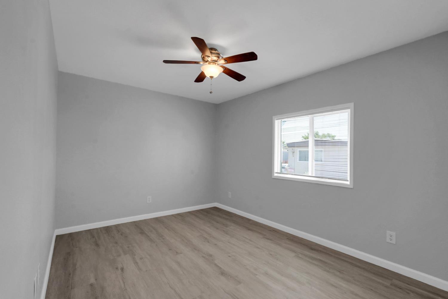 555 Moffat Blvd #33, Manteca, CA 95336