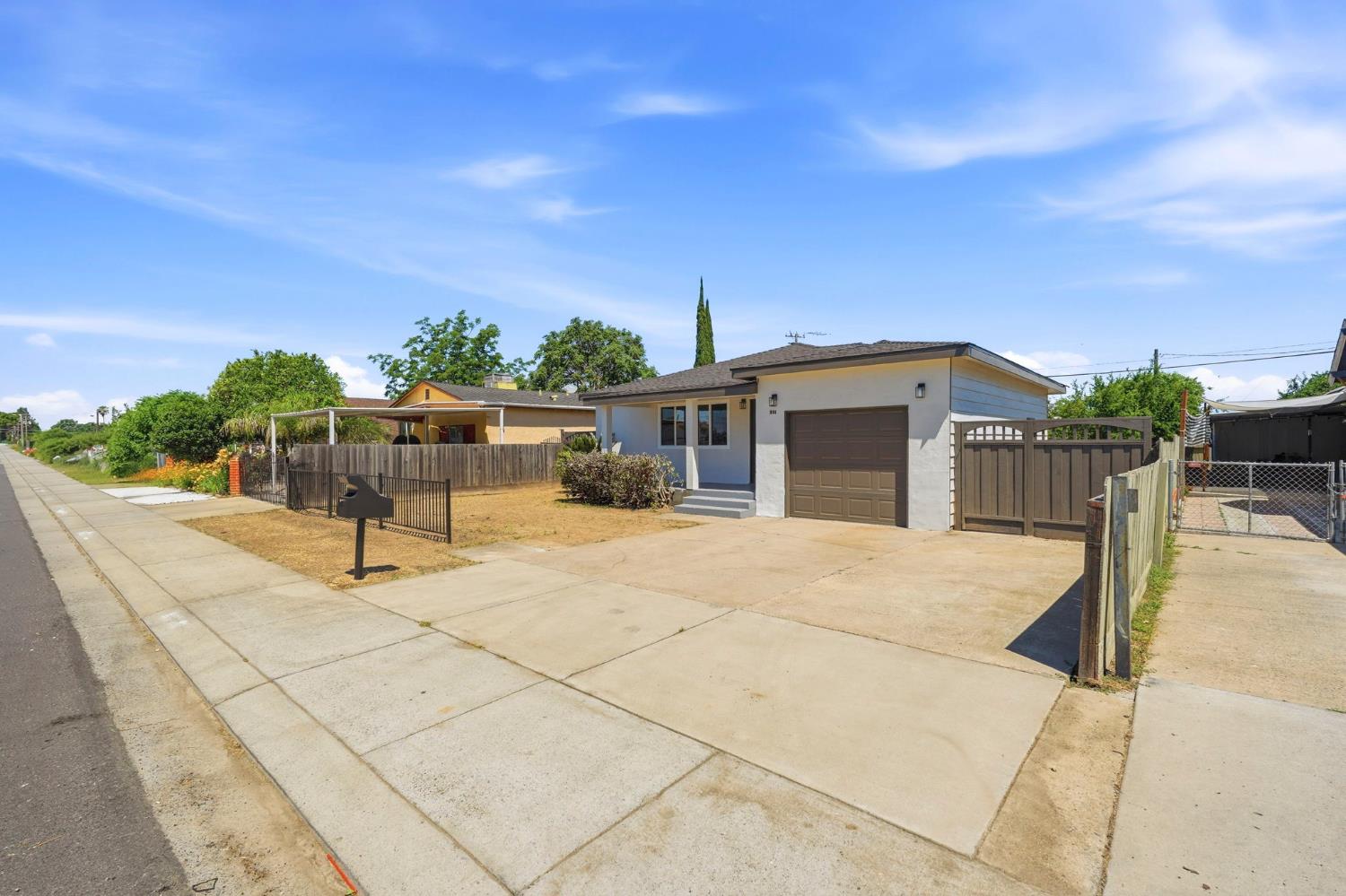 201 Barozzi Ave, Modesto, CA 95351