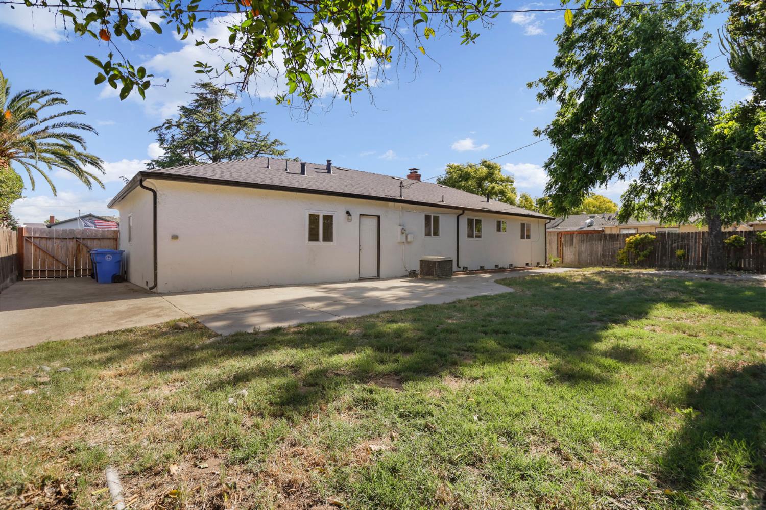 1113 Sutter St, Manteca, CA 95336