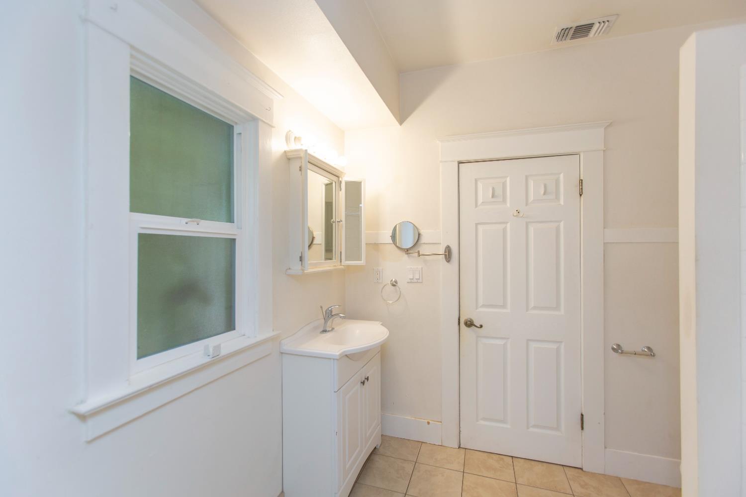 1027 W 21st St, Merced, CA 95340
