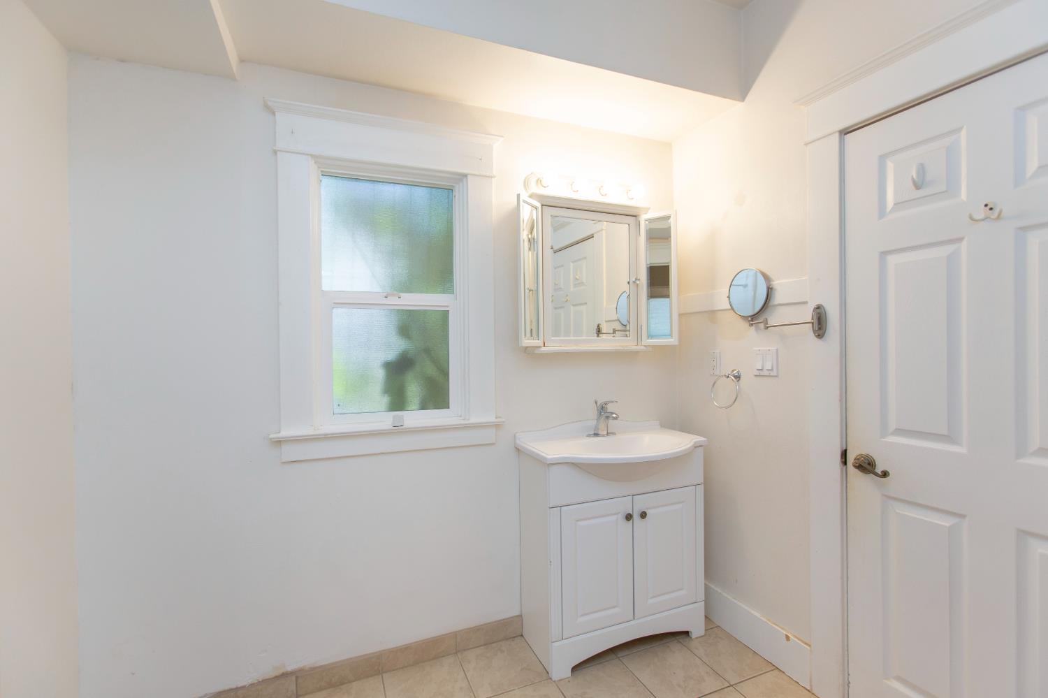 1027 W 21st St, Merced, CA 95340