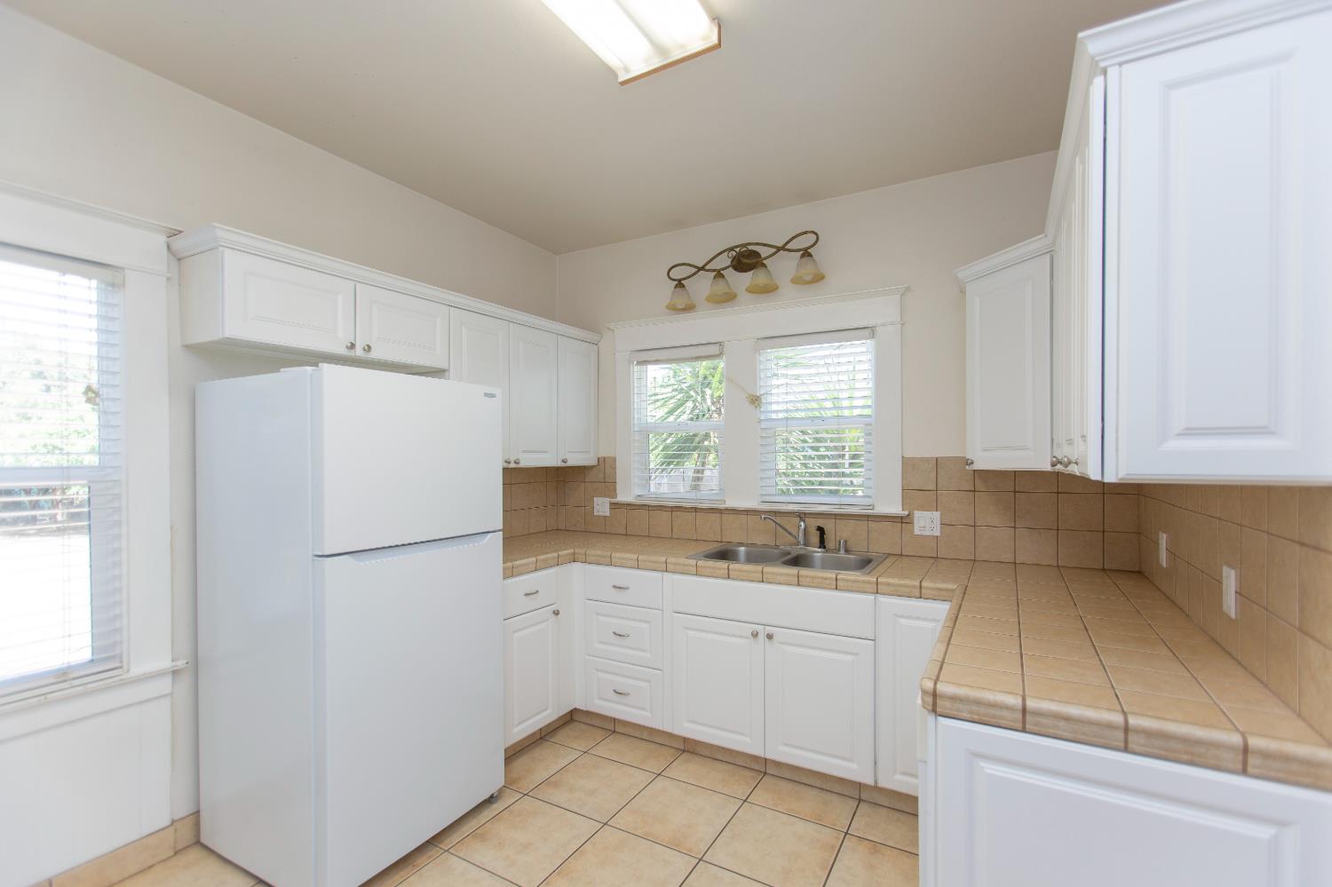1027 W 21st St, Merced, CA 95340