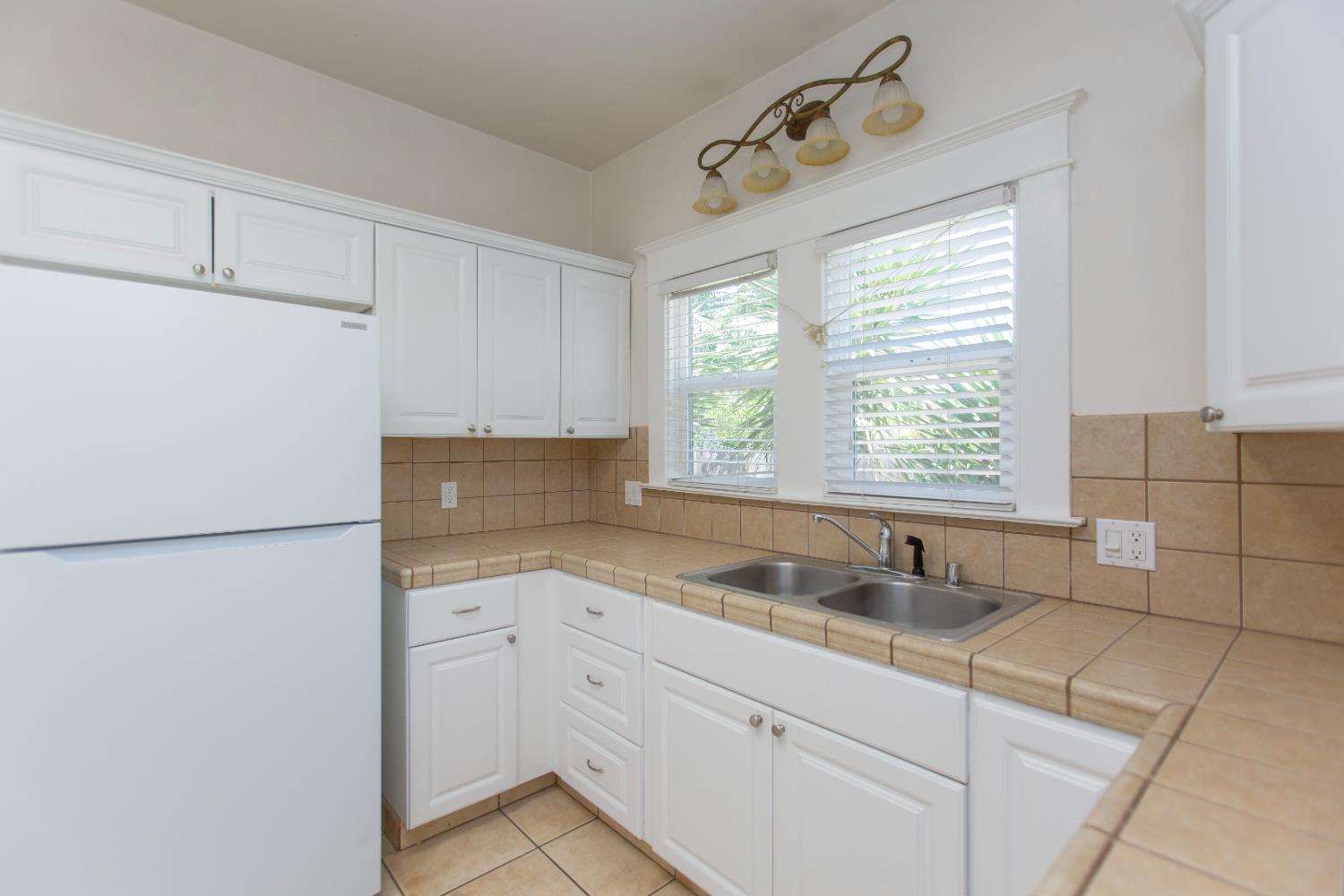 1027 W 21st St, Merced, CA 95340