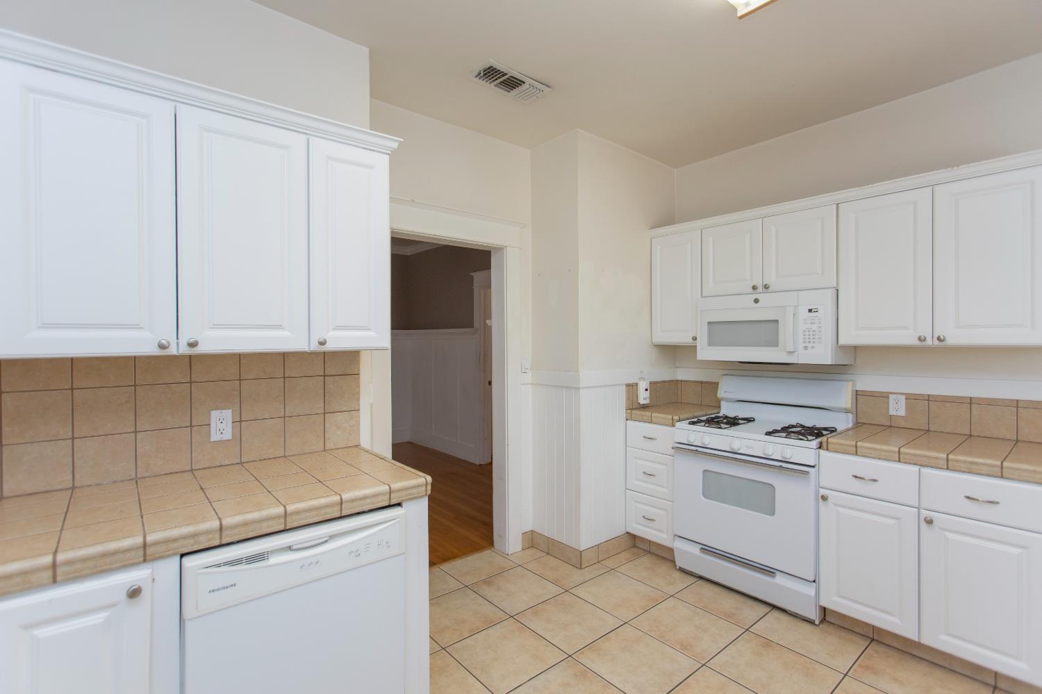 1027 W 21st St, Merced, CA 95340