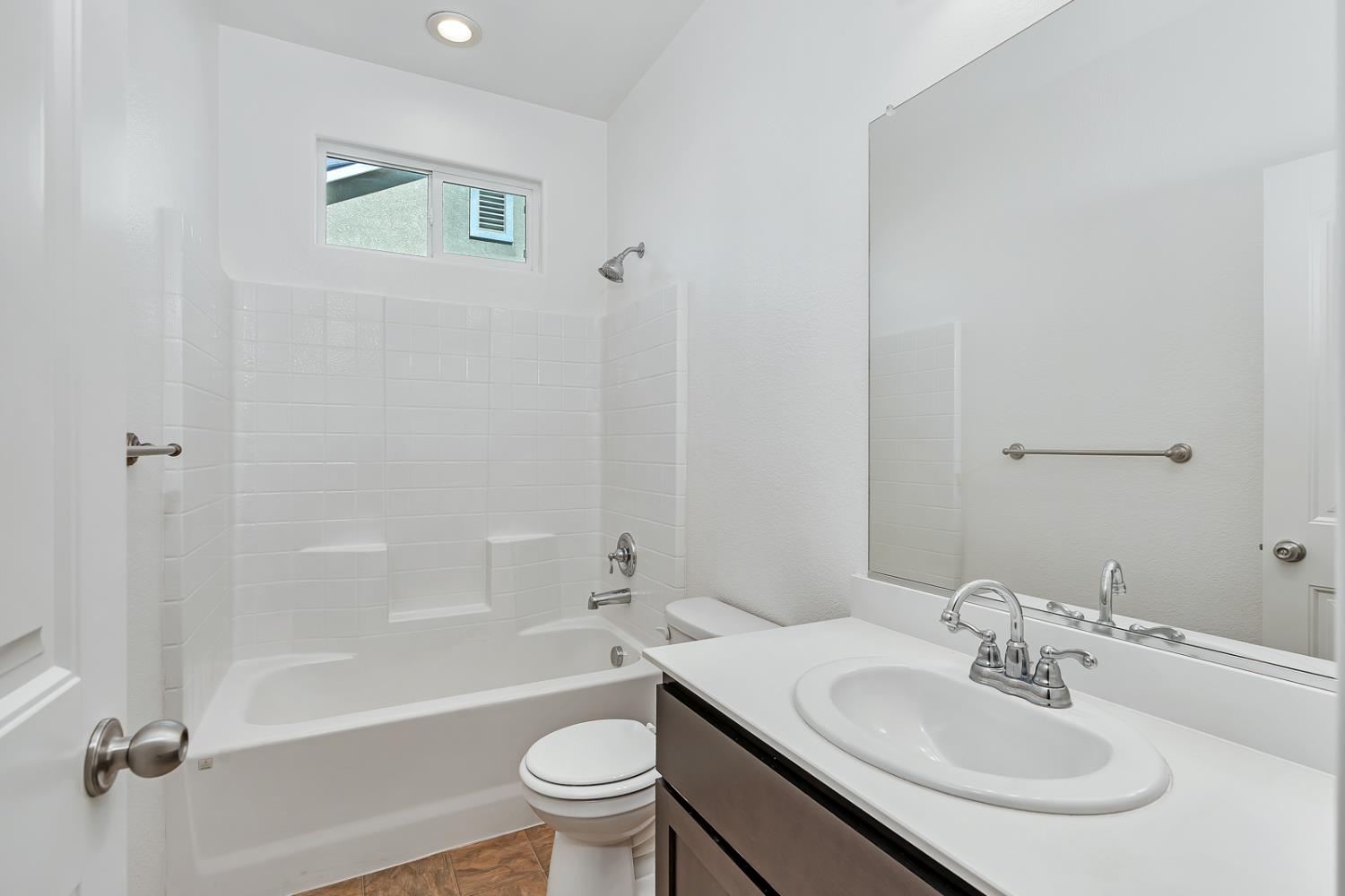 636 Lamoglia St, Los Banos, CA 93635
