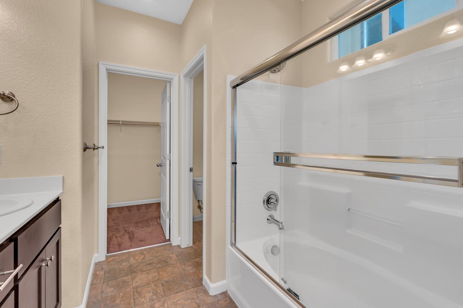 636 Lamoglia St, Los Banos, CA 93635