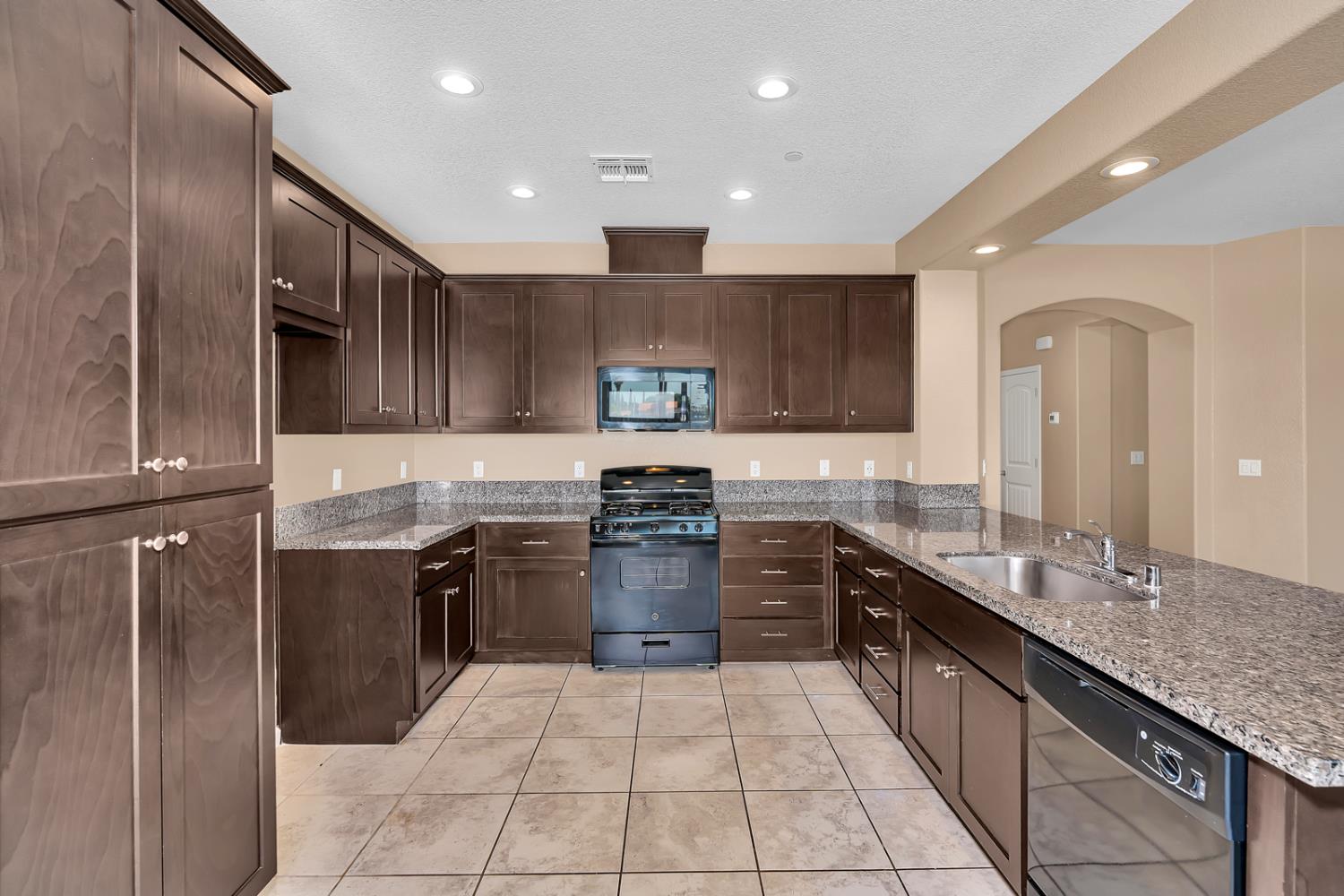 636 Lamoglia St, Los Banos, CA 93635