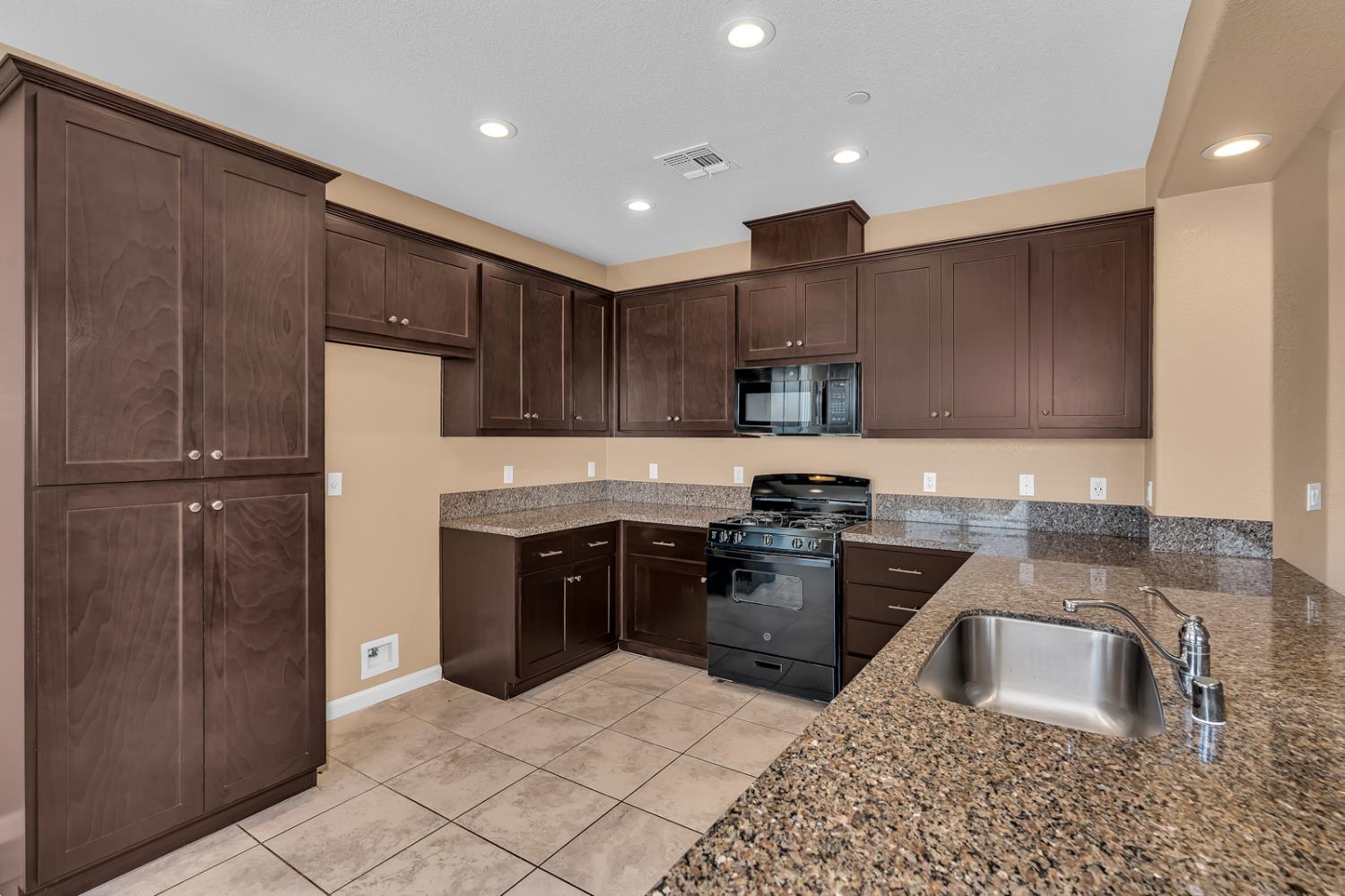 636 Lamoglia St, Los Banos, CA 93635