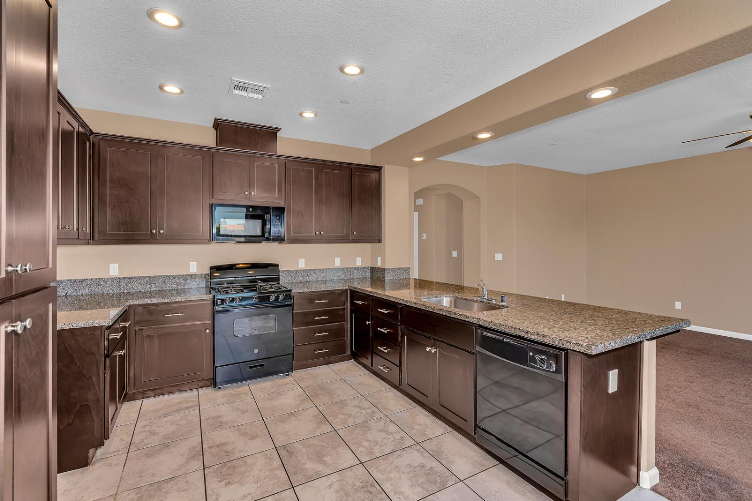 636 Lamoglia St, Los Banos, CA 93635