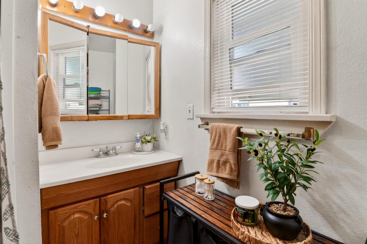 406 E Edison St, Manteca, CA 95336