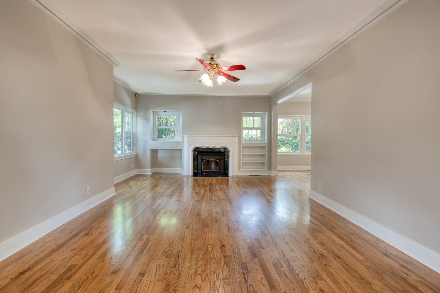 318 California Ave, Oakdale, CA 95361