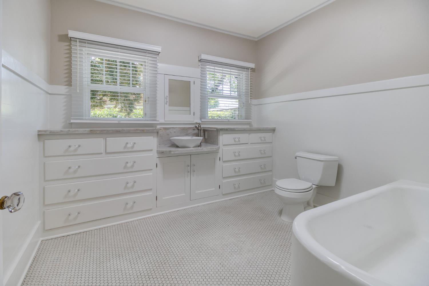 318 California Ave, Oakdale, CA 95361