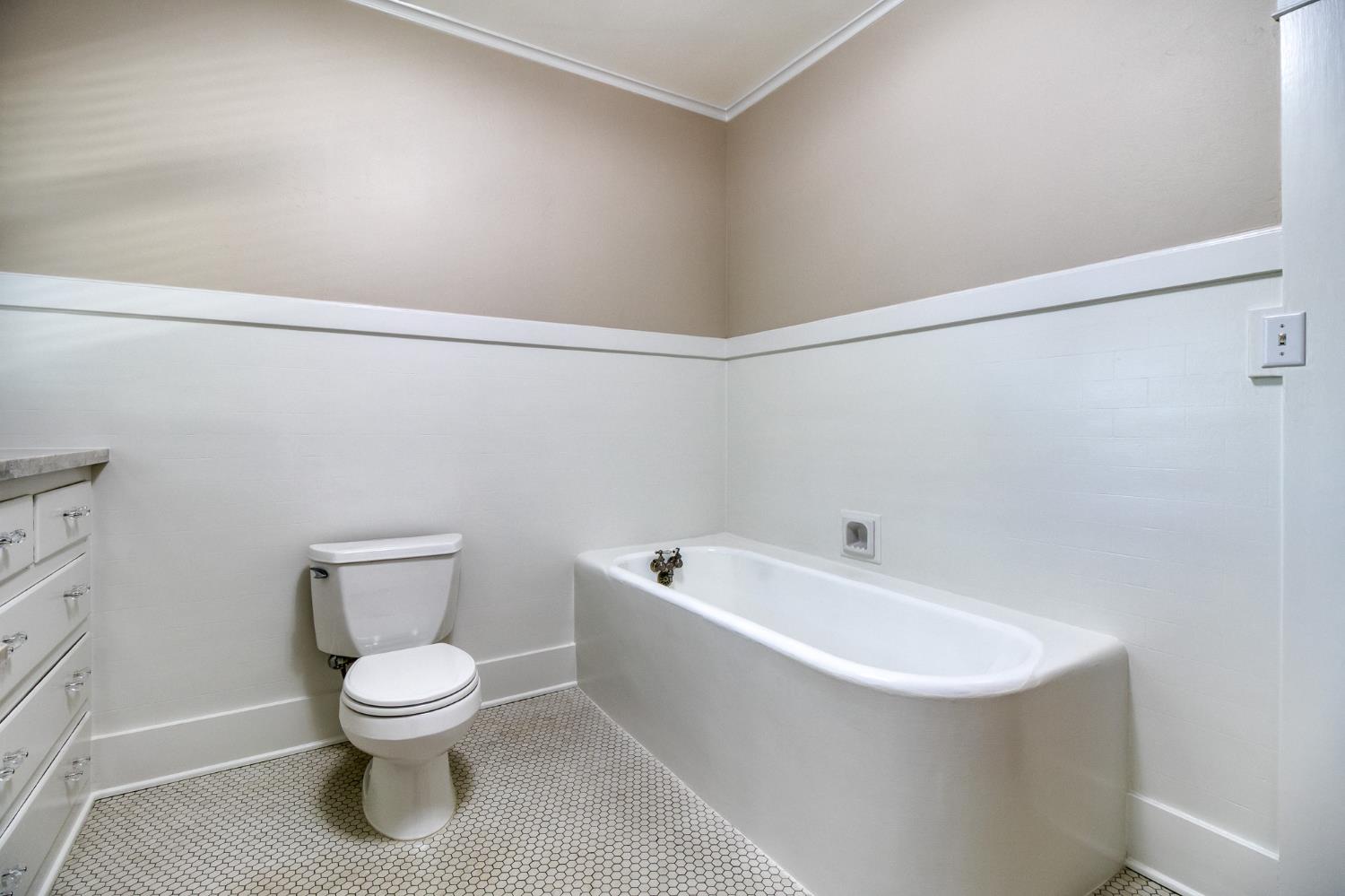 318 California Ave, Oakdale, CA 95361