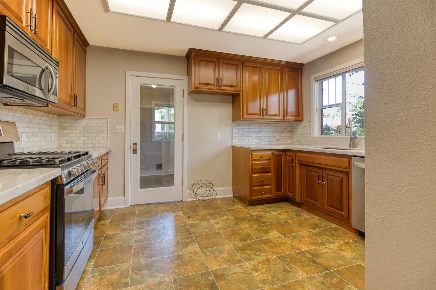 318 California Ave, Oakdale, CA 95361