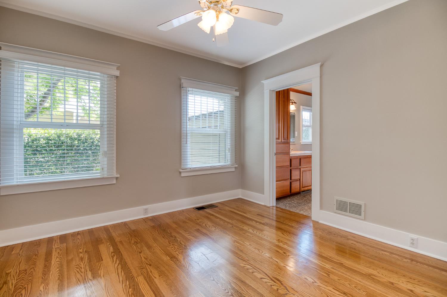 318 California Ave, Oakdale, CA 95361