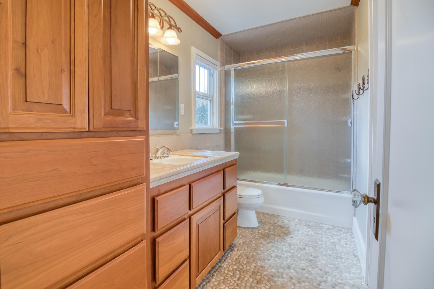 318 California Ave, Oakdale, CA 95361