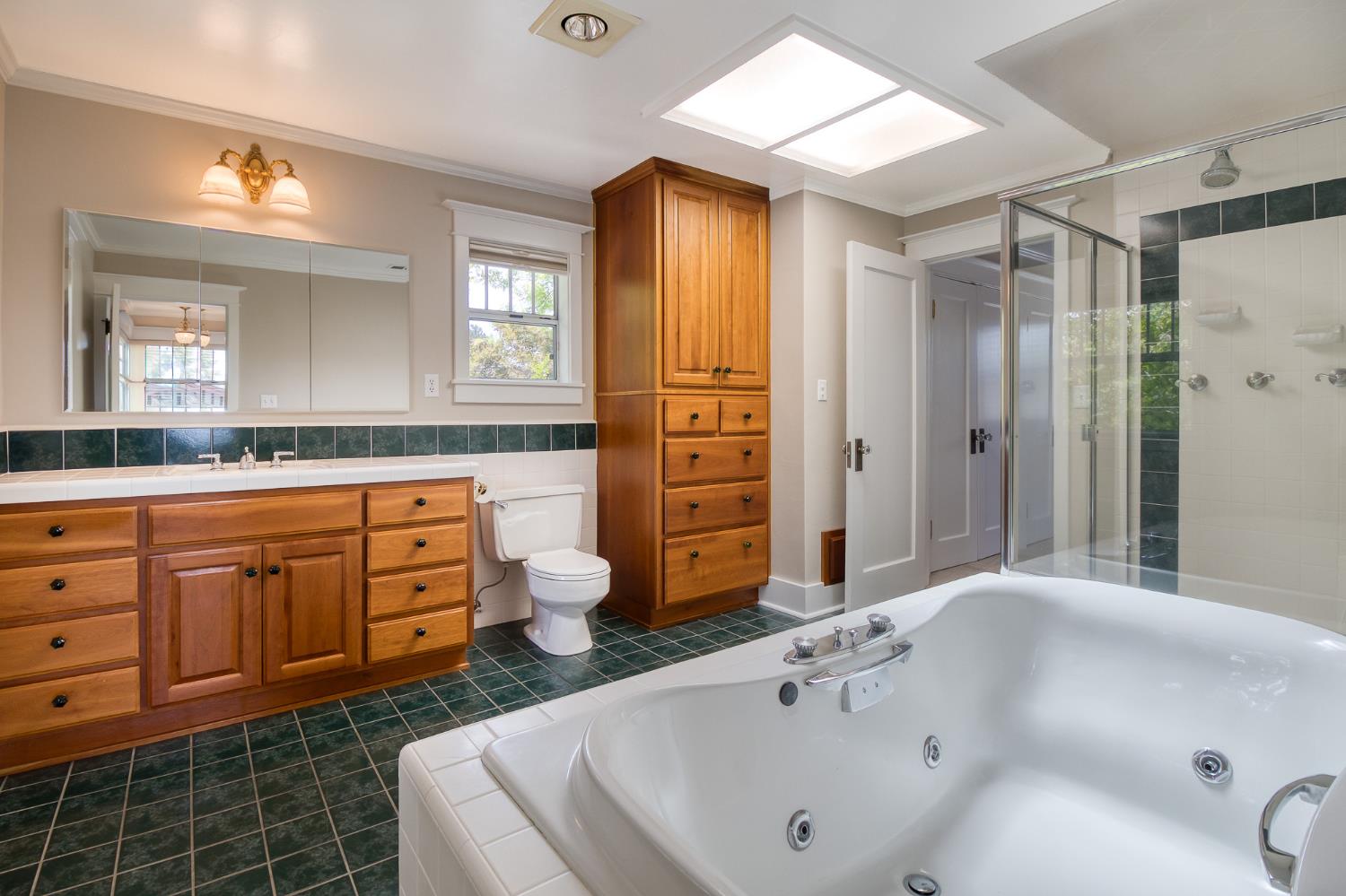 318 California Ave, Oakdale, CA 95361