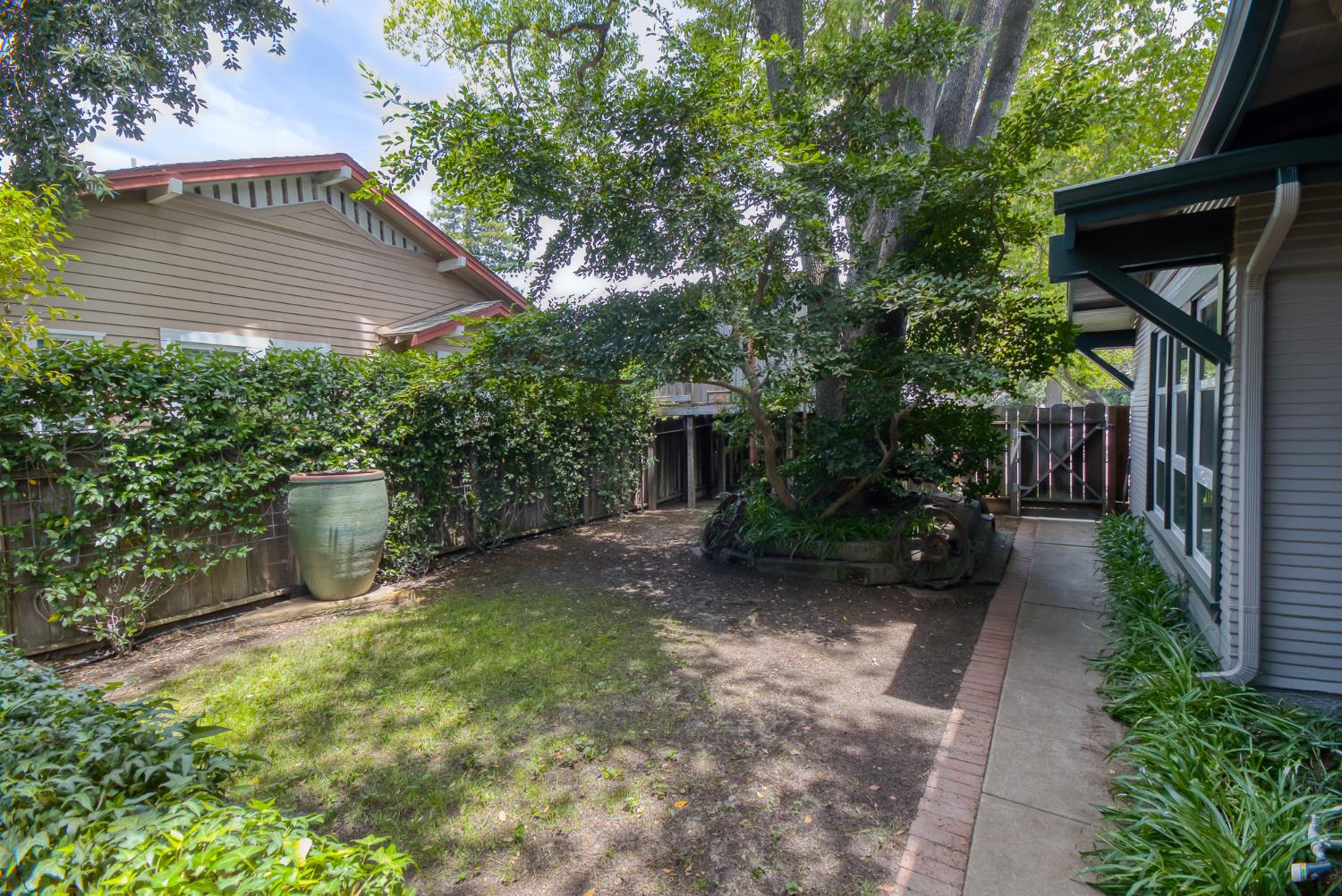 318 California Ave, Oakdale, CA 95361
